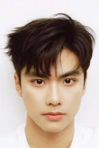 Pawat Chittsawangdee, nicknamed Ohm, is a Thai actor and model signed under GMMTV. He made his acting debut in 2016 with a leading role in the series « Make It Right. »   Date d’anniversaire : 22/03/2000