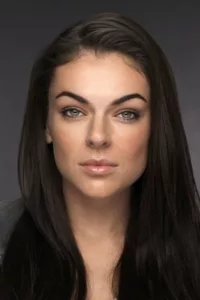 ​Serinda Swan (born July 11, 1984 in West Vancouver, British Columbia) is a Canadian actress and model based in Los Angeles, California. Her mother is an actress and her father is a theatre director.   Date d’anniversaire : 11/07/1984