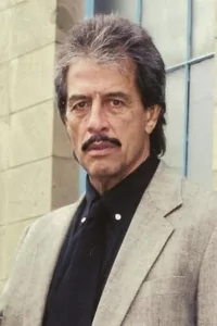 Jorge Luke, né en 1942 et mort le 4 août 2012, est un acteur et chanteur mexicain. Jorge Luke commence sa carrière en tant que chanteur dans le groupe Los Rippers, sous l’influence de son frère, Pepe Luke. Il entame […]