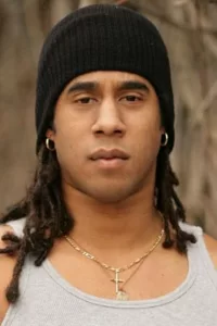 Lateef Crowder est un acteur américain né à Bahia (Brésil), cascadeur et pratiquant de Capoeira. Comme il est membre de l’équipe de cascadeurs ZeroGravity depuis 2000, il est apparu sur Internet dans de multiples courtes vidéos et démonstrations, comme Inmate […]