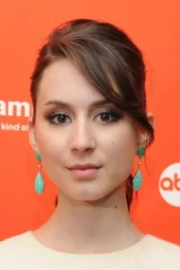 Troian Bellisario is an American film and television actress and writer. She is best known for playing Spencer Hastings, one of the lead roles in the television series Pretty Little Liars.   Date d’anniversaire : 28/10/1985