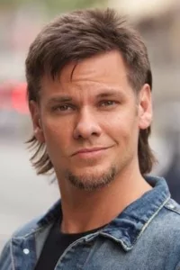 Theodor Capitani von Kurnatowski III, known professionally as Theo Von, is an American stand-up comedian, podcaster, television personality, and actor.   Date d’anniversaire : 19/03/1980