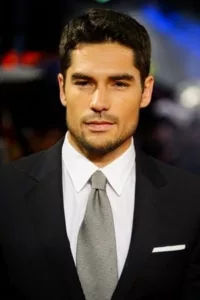 From Wikipedia, the free encyclopedia. Donald Joseph « D.J. » Cotrona (born May 23, 1980) is an American actor. Description above from the Wikipedia article D.J. Cotrona , licensed under CC-BY-SA, full list of contributors on Wikipedia.   Date d’anniversaire : 23/05/1980