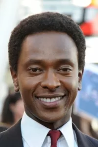 Born in Kenya, Edi Gathegi is an American stage, film and television actor. He’s a graduate of the Acting Program at the Tisch School of the Arts at New York University, USA.   Date d’anniversaire : 10/03/1979