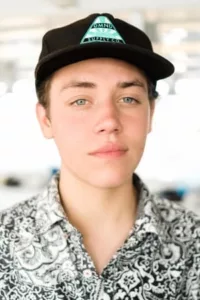 Ethan Francis Cutkosky is an American actor and singer. He is best known for his roles as Barto in The Unborn and as Carl Gallagher on the Showtime series Shameless.   Date d’anniversaire : 19/08/1999
