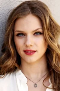 Tracy Spiridakos is a Canadian actress, known for starring as Charlotte « Charlie » Matheson on the NBC post-apocalyptic science fiction series Revolution, for which she has been nominated for a Saturn Award for Best Actress on Television. Spiridakos was born in […]
