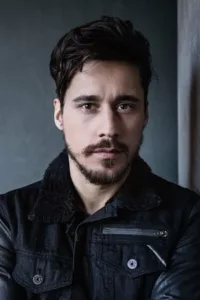 Peter Gadiot was born in Mexico and raised in the UK and he’s of Dutch and Mexican descent and he trained at the Drama Centre in London, before making his television debut in 2010 in the family comedy drama ‘My […]