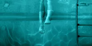 Trouvez les horaires des séances du film d’horreur hanté « Baignade nocturne ». Le film suit l’histoire d’une famille terrorisée par un esprit maléfique dans leur nouvelle maison avec une piscine. Co-écrit par Bryce McGuire et Rod Blackhurst, le film met en […]