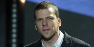 « Maintenant tu me vois 3 » pourrait être tourné très bientôt, selon Jesse Eisenberg. Dans une entrevue avec Collider, Eisenberg a partagé son désir de faire une suite de la franchise « Maintenant tu me vois », qui met en vedette des films […]