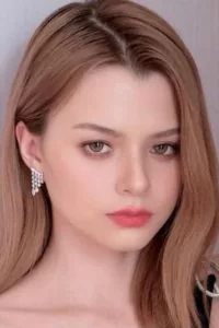 Rebecca Patricia Armstrong, nicknamed Becky, is a Thai actress, singer, and model, whose mother is Thai and father is British. She’s currently studying at Shrewbury International school.   Date d’anniversaire : 05/12/2002