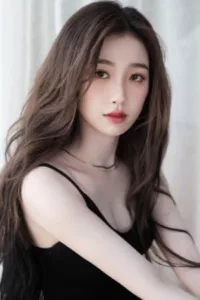 Yu Shu Xin (English name: Esther Yu) is a Chinese singer and actress. Born on December 18, 1995, she made her acting debut in the 2016 television drama “Border Town Prodigal.” She also has appeared in the dramas “The Advisors […]