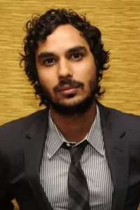 Kunal Nayyar is an Indian actor born in London, England, and raised in New Delhi, India, best known for his role as Rajesh Koothrappali in The Big Bang Theory.   Date d’anniversaire : 30/04/1981