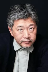 Hirokazu Kore-eda , né le 6 juin 1962 à Tokyo, est un réalisateur japonais. Il est réputé pour son approche novatrice, non spectaculaire et quasiment documentaire du cinéma de fiction (trait commun à une série de jeunes réalisateurs japonais). Son […]