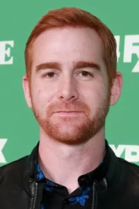 Andrew Santino is an American stand-up comedian, actor and podcaster known for television series and films such as Sin City Saints, DAVE, The Disaster Artist, Mixology, and I’m Dying Up Here.   Date d’anniversaire : 16/10/1983