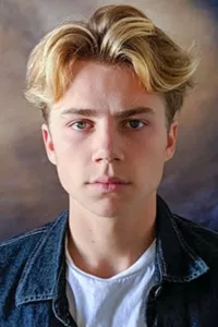 Félix Lefebvre was born on November 19, 1999 in Saint Maurice, Val-de-Marne, France. He is an actor, known for Summer of 85 (2020), The Chalet (2017) and School’s Out (2018).   Date d’anniversaire : 19/11/1999