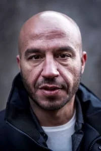 Dar Salim is an Iraqi-born Danish actor. He received a Bodil Award nomination in the category Best Actor for the film Go With Peace, Jamil in 2008.   Date d’anniversaire : 18/08/1977