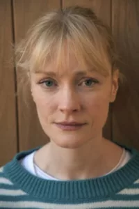 Claire Skinner is a British stage, film and television actress, best known for her role as the hapless mother Sue Brockman in the BBC sitcom « Outnumbered ». Her film work includes the Mike Leigh productions « Life Is Sweet » and « Naked », « Bridget […]