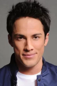 Michael Trevino (born January 25, 1985 in Montebello, California) is an American actor. He is best known for playing Tyler Lockwood on The Vampires Diaries.   Date d’anniversaire : 25/01/1985