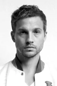 Logan Marshall-Green is an American actor best known for his roles in the television series The O.C., Traveler, Dark Blue and Quarry, as well as his roles in the films Prometheus, Spider-Man: Homecoming, and Upgrade.   Date d’anniversaire : 01/11/1976