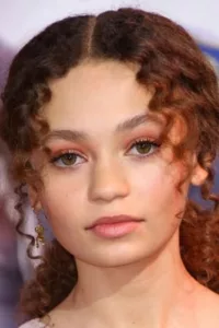 Nico Parker is the youngest daughter of Thandie Newton and Ol Parker and is an actor, known for Dumbo (2019).   Date d’anniversaire : 15/12/2004