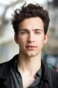 Barney Harris (born in 1996) is a British actor and musician known for The Wheel of Time (2021), Billy Lynn’s Long Halftime Walk (2016) and Starboy (2019).   Date d’anniversaire : 12/02/1997