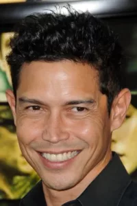 Anthony Michael Ruivivar (born November 4, 1970) is an American actor. He is known for playing Carlos Nieto on Third Watch and Alex Longshadow on Banshee. He also voiced Batman on Beware the Batman.   Date d’anniversaire : 04/11/1970