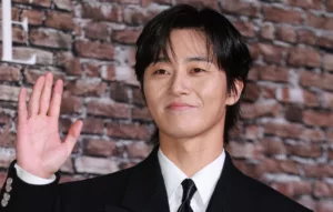 Le célèbre acteur de Gyeongseong Creature, Park Seo-jun, a récemment partagé ses réflexions sur l’accueil mitigé que le nouveau drame K de Netflix a reçu. Malgré certaines critiques, l’acteur s’est dit « satisfait » du projet. Le point important à retenir est […]