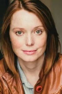 Samantha Sloyan (born January 4, 1979) is an American actress. Sloyan is best known for her roles in In the Key of Eli and Scandal, Hush, and Grey’s Anatomy.   Date d’anniversaire : 04/01/1979