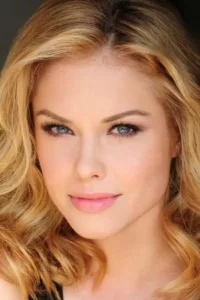 Stephanie Bennett (Born June 12, 1989) is a Canadian actress. She is known for her work in Leprechaun: Origins and Shadowhunters.   Date d’anniversaire : 12/06/1989