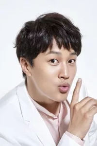 Cha Tae-hyun (차태현) is a South Korean actor and co-founder of the entertainment agency Blossom Entertainment.   Date d’anniversaire : 25/03/1976