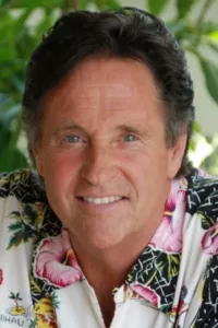 Robert Hays is an American actor, best known for his roles in film as pilot Ted Striker in Airplane! and its sequel, and for his role as Robert Seaver in Homeward Bound: The Incredible Journey.   Date d’anniversaire : 24/07/1947