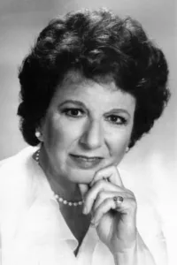 Mary Wickes (born Mary Isabella Wickenhauser) was an American stage, screen, and television actress. Her specialty was wisecracking no-nonsense types.   Date d’anniversaire : 13/06/1910