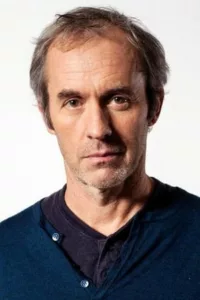 Stephen Dillane (born 30 November 1956) is an English actor. He won a Tony Award for his lead performance in Tom Stoppard’s play The Real Thing.   Date d’anniversaire : 30/11/1956
