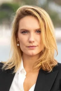 Ana Girardot, née le 1er août 1988 à Clamart (Hauts-de-Seine), est une actrice française. Ana Girardot est la fille d’Hippolyte Girardot et d’Isabel Otero, et la petite-fille des peintres Antonio Otero et Clotilde Vautier (1939-1968). Elle choisit d’être comédienne contre […]