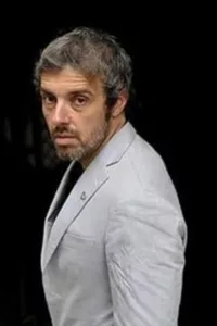 Uliks Fehmiu was born in 1968 in Belgrade, Serbia (Yugoslavia). His father was the famous actor (of Albanian ethnicity) Bekim Fehmiu. His mother is the actress Branka Petric. Uliks Fehmiu lives and works in USA.   Date d’anniversaire : 03/07/1968