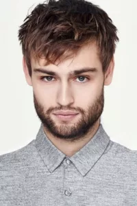 Douglas John Booth is an English actor. Booth was born in London, England, the son of Vivien (De Cala), an artist, and Simon Booth, who works in shipping for Citigroup. He has appeared on British television in « Christopher and His […]