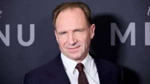 Le 11 février 2024, le célèbre acteur britannique Ralph Fiennes a exprimé son opposition par rapport à l’usage des avertissements déclencheurs au cinéma. Il a déclaré que le public devrait être « dérangé » par ce qu’il voit sur grand […]