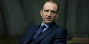 Ralph Fiennes revient à la réalisation avec le drame familial « The Beacon » Ralph Fiennes, double nominé aux Oscars et lauréat des BAFTA, revient à la réalisation avec son nouveau projet « The Beacon ». Il écrira, réalisera et jouera également dans ce […]