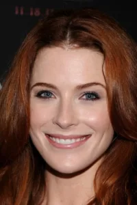 Bridget Regan is an American stage, film and television actress. She holds a BFA in Drama from the School of the Arts at the University of North Carolina, Chapel Hill, USA.   Date d’anniversaire : 03/02/1982