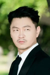 Yang Dong-geun (양동근) is a South Korean film, television, and theater actor. He also performs hip-hop music under the name « YDG ».   Date d’anniversaire : 01/06/1979