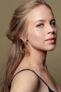 Sofia Vassilieva (born October 22, 1992) is an American actress. She is best known for playing Eloise in two TV movies, Ariel Dubois on Medium, and Kate Fitzgerald in My Sister’s Keeper.   Date d’anniversaire : 22/10/1992