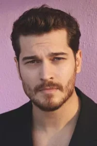 Çağatay Ulusoy (born 23 September 1990) is a Turkish actor and model who started his acting career in the TV series Adını Feriha Koydum (2011–2012) as Emir Sarrafoğlu. Since then, he has had further lead roles in Medcezir (2013–2015), a […]