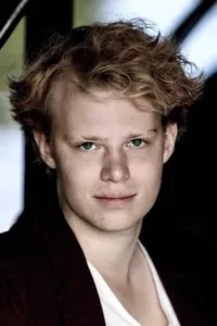 David Lindström is a Swedish actor known for playing in Swedish TV series Blue Eyes, and portray Sigurd on History’s Vikings.   Date d’anniversaire : 02/01/1995