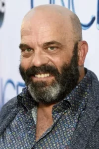 Lee Arenberg est un acteur américain, né le 18 juillet 1962 à Palo Alto, en Californie (États-Unis). Il est célèbre pour les rôles de Pintel dans la saga Pirates des Caraïbes et Grincheux / Rêveur / Leroy dans la série […]