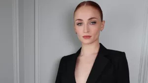 La célèbre actrice Sophie Turner, connue pour son rôle de la Reine du Nord dans Game of Thrones, a récemment confirmé sa nouvelle relation amoureuse lors d’un voyage de ski. Sur Instagram, elle a partagé plusieurs photos de ce séjour, […]