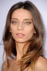 Angela Sarafyan is an American actress, best known for playing series regular Clementine Pennyfeather on the HBO television series Westworld.   Date d’anniversaire : 30/06/1983