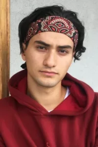 Cengiz Al is a Norwegian actor and dancer. He is especially known from the TV series SKAM and as the prince in the Norwegian remake of the adventure film Three Wishes for Cinderella from 2021.   Date d’anniversaire : 09/10/1997