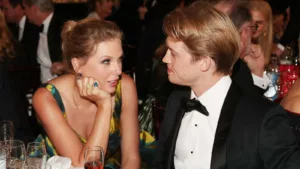 L’ex de Taylor Swift, Joe Alwyn, et l’ex-rumeur de Selena Gomez, Zayn Malik, ont fait une rare apparition commune à la Semaine de la mode parisienne. Voici le détail de leur rendez-vous inattendu : Taylor Swift et Joe Alwyn. Le […]