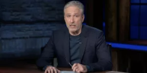 Jon Stewart revient à « The Daily Show » après près d’une décennie. Les fans de Comedy Central se réjouissent de son retour. Son retour intervient à un moment opportun pour l’émission, qui a connu des changements récents après le départ de […]