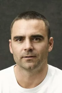 Dustin Clare (born January 2, 1982) is an Australian actor. He is best known for his starring role on Spartacus: Gods of the Arena and Spartacus: Vengeance as well as McLeod’s Daughters.   Date d’anniversaire : 02/01/1982